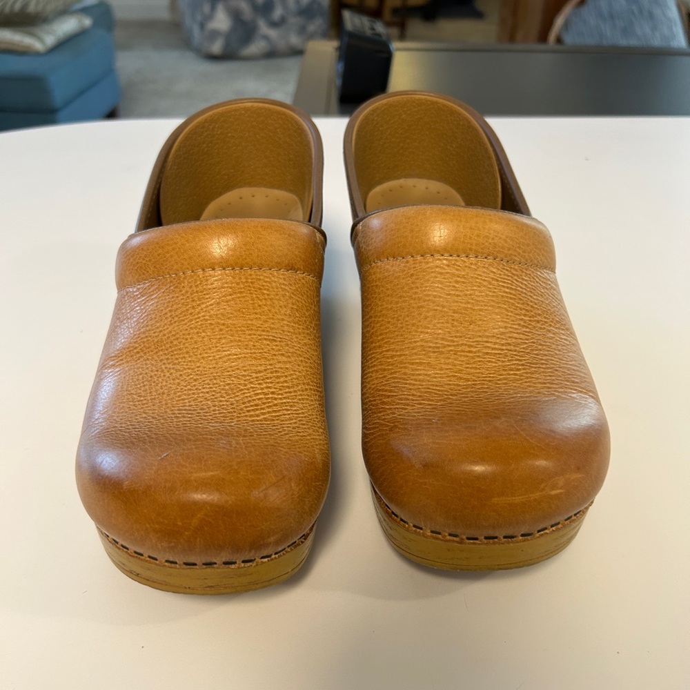Dansko Wide Pro Clogs Honey Distressed 40
